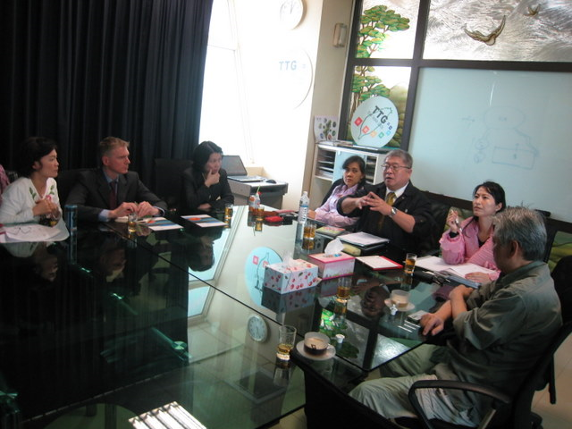 秉持立足台灣行銷全球台明將林肇睢總經理向APO秘書處計畫官Miss Duanthip Charmprang、德國全球標竿網絡主席Dr. Robin Mann、全虹通訊副總經理張永勳、老夫子出版事業總經理王澤以及大葉大學國際研